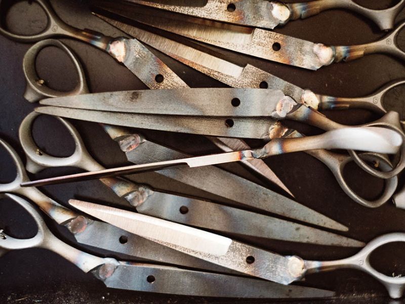 Chọn kéo cắt tóc dựa trên chất liệu