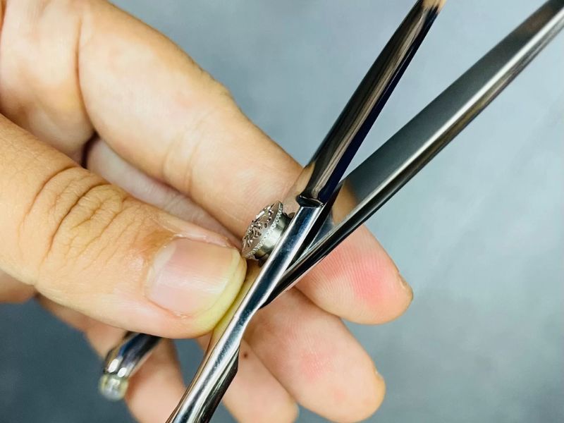 Dấu hiệu phải chỉnh trục ốc kéo cắt tóc