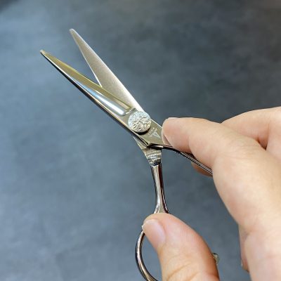 Cách cầm kéo cắt tóc chuẩn